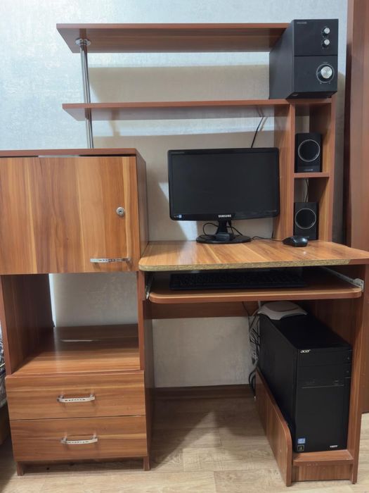 Компьютерный стол в хорошем состоянии