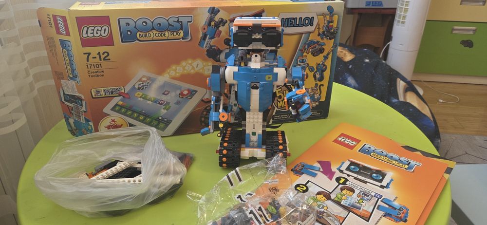 Конструктор LEGO Boost 17101, деталей 847 шт