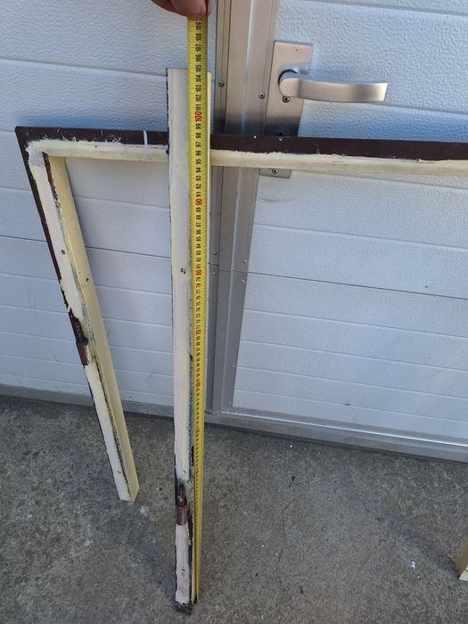 Масивна метална врата с брава и каса