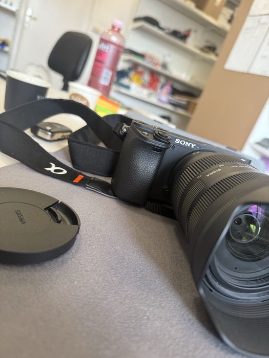 Безогледална камера Sony a6400 с обектив на sigma
