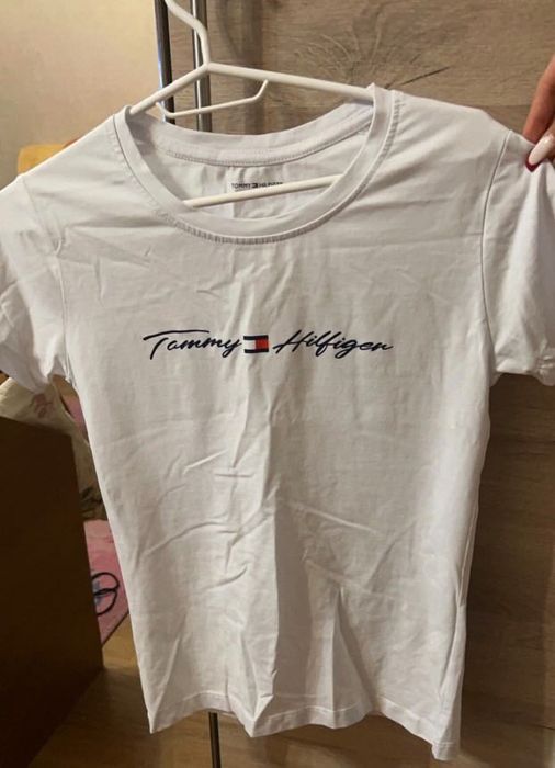 Продавам тениска на tommy Hilfiger женска не носена!!!