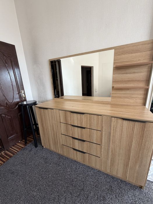 Продается трюмо с зеркалом