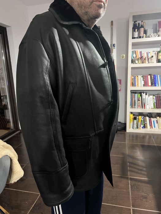 Haină de bărbați din piele întoarsă cu blană