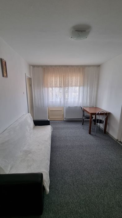 Închiriez apartament cu doua camere.