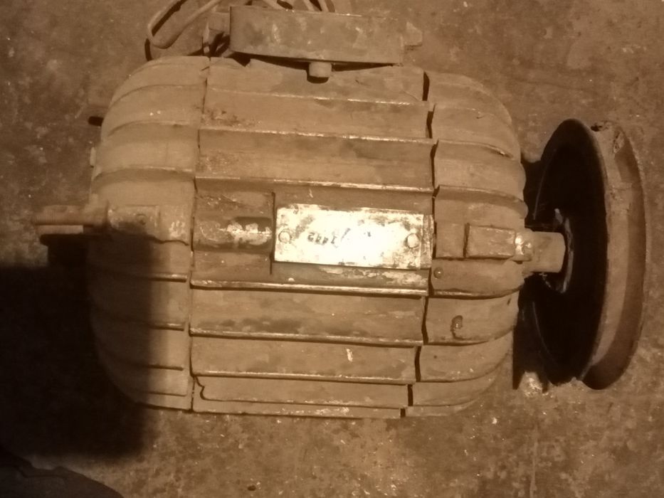 Эл двигатель 3 КВ 3000 об минуту