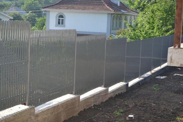 Construim garduri din sipca metalica, tabla cutata, plasa bordurata