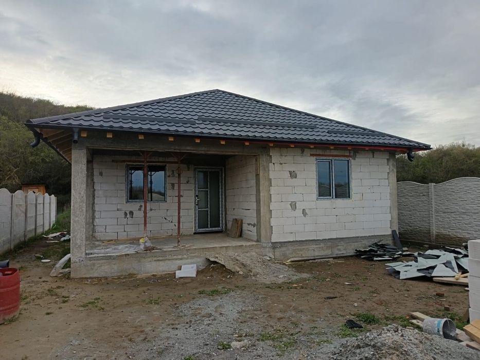 Casa la roșu de vânzare Podari