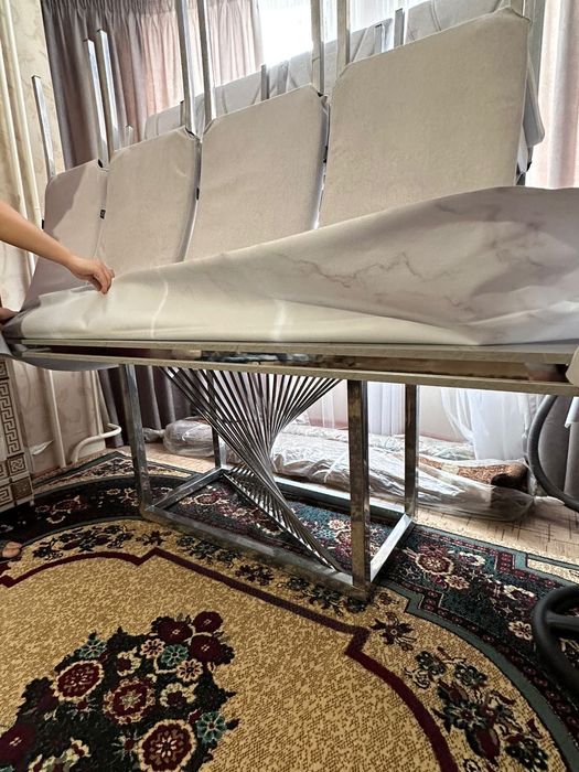 Стол со стульями, так же стенка