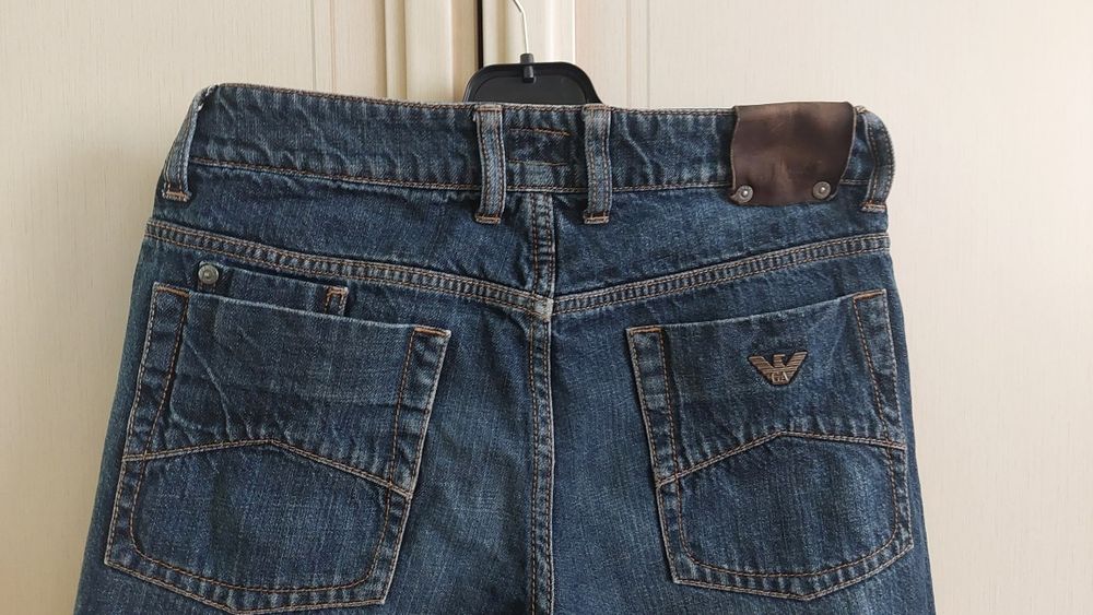 Джинсы от Armani Junior.