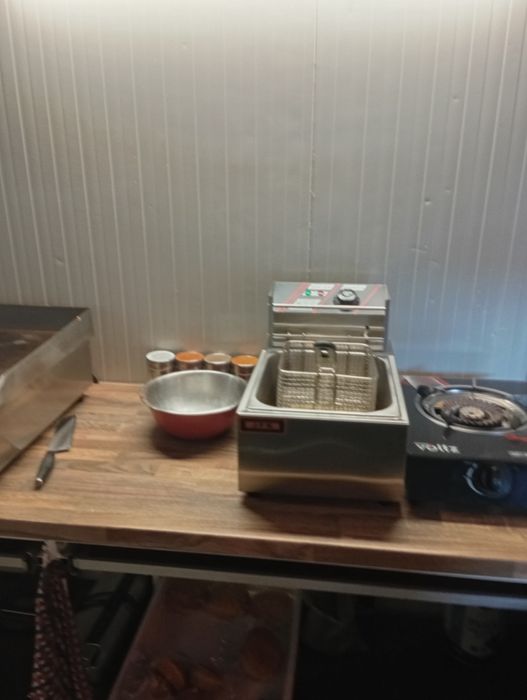 Заведение Фаст фууд за бургери, пици, джобове, грил сандвичи, кесадиа