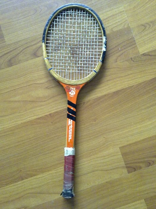 Racheta de tenis din lemn