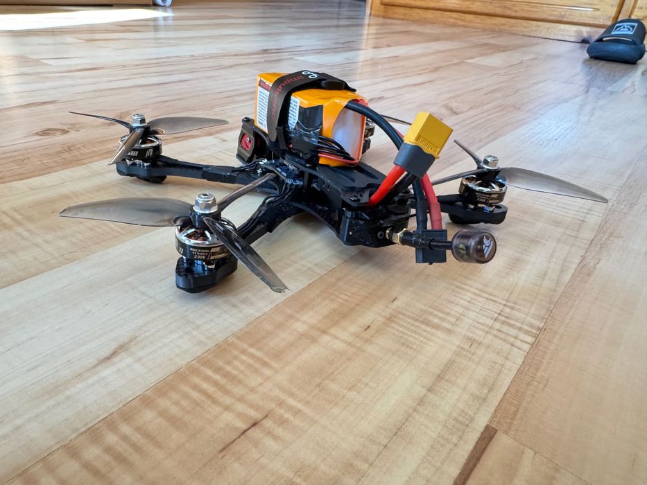 5-инчов FPV Дрон, Очила, Дистанционно и Зарядно за Батерии