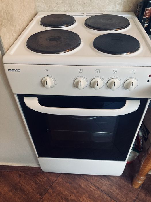 Готварска печка BEKO с 4 котлона и фурна