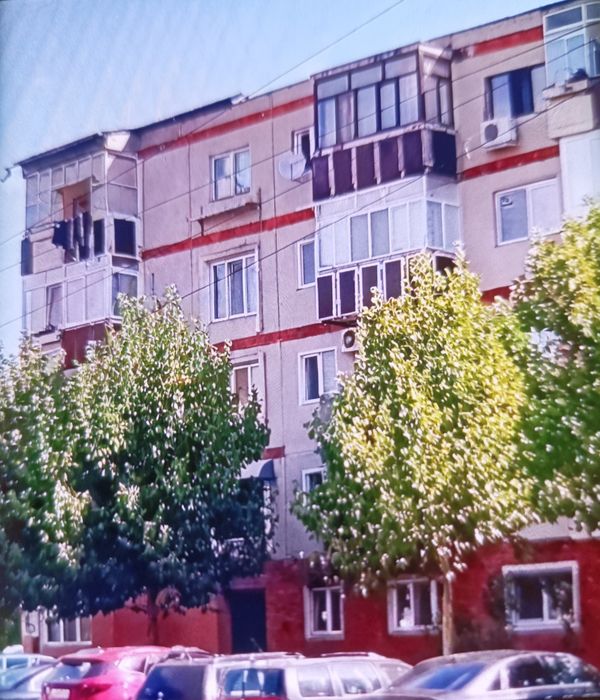 Vând / Schimb apartament cu 3 camere decomandat etaj 3