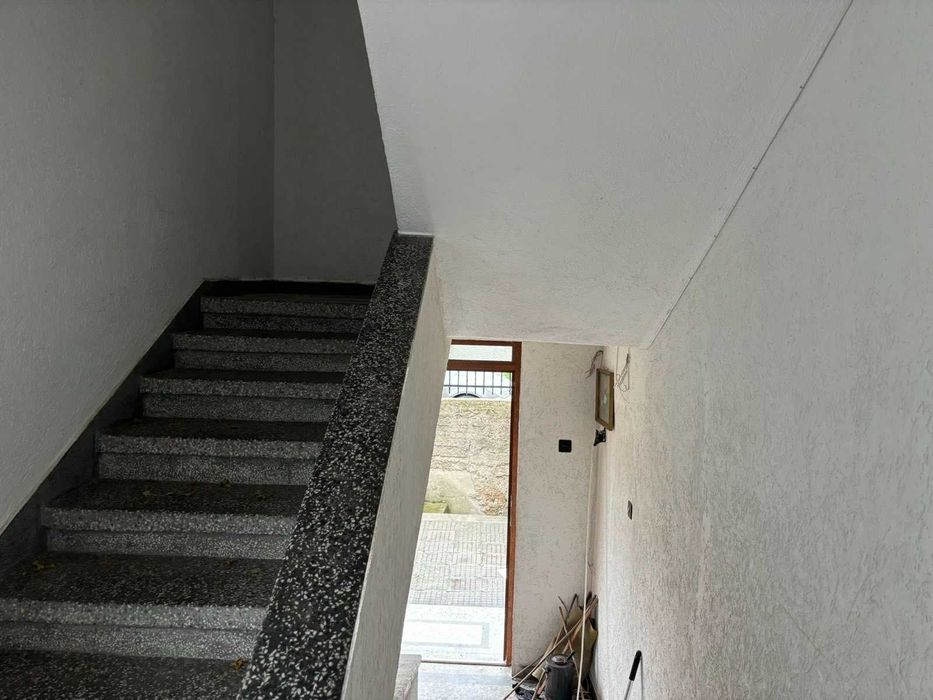 ЕТАЖ от КЪЩА с РЗП 110 кв.м, двор 320 кв.м, град Карлово