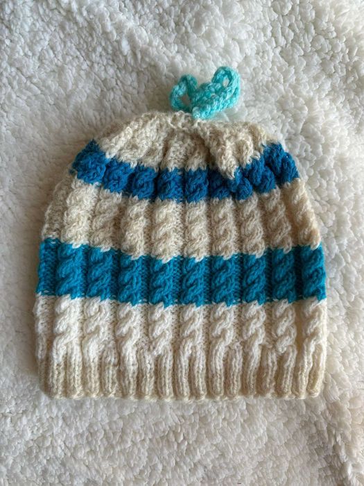 Ръчно изплетени шапки от баба с плетен помпон