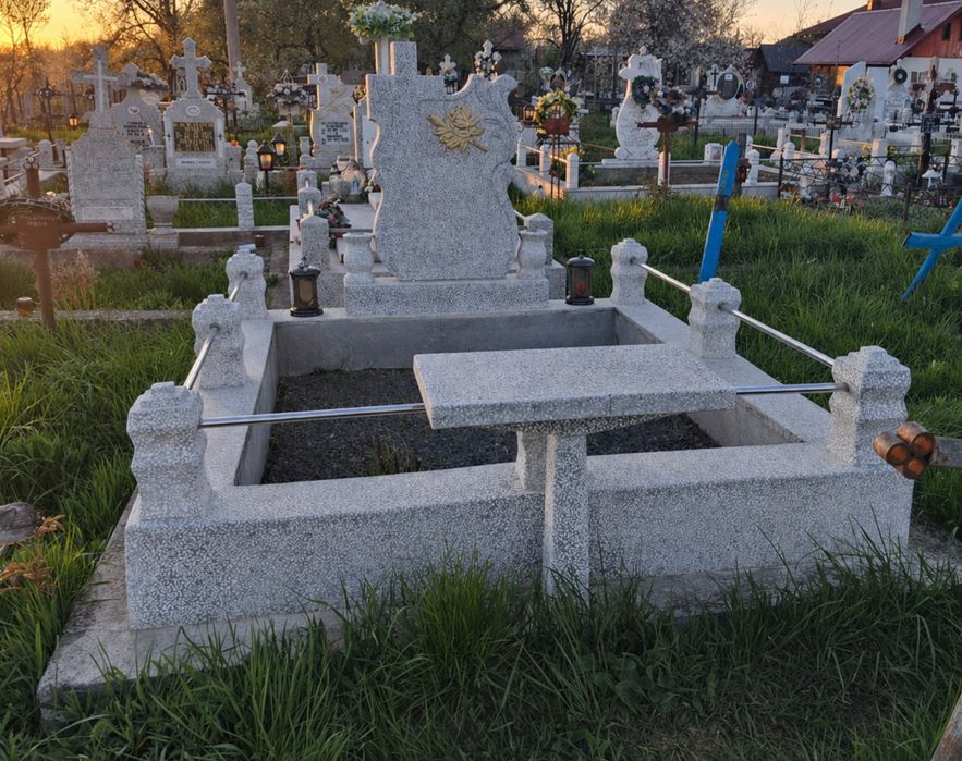 Monumente  funerare