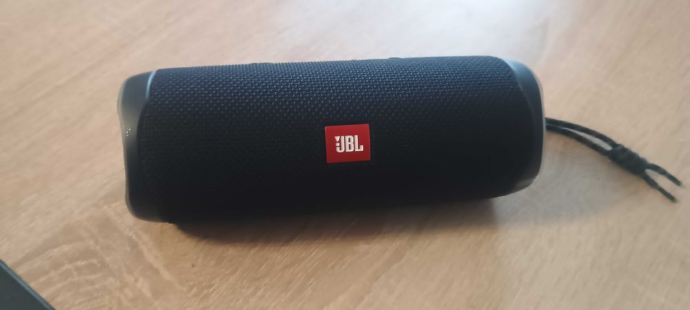 Продавам  колонка jbl Flip 5