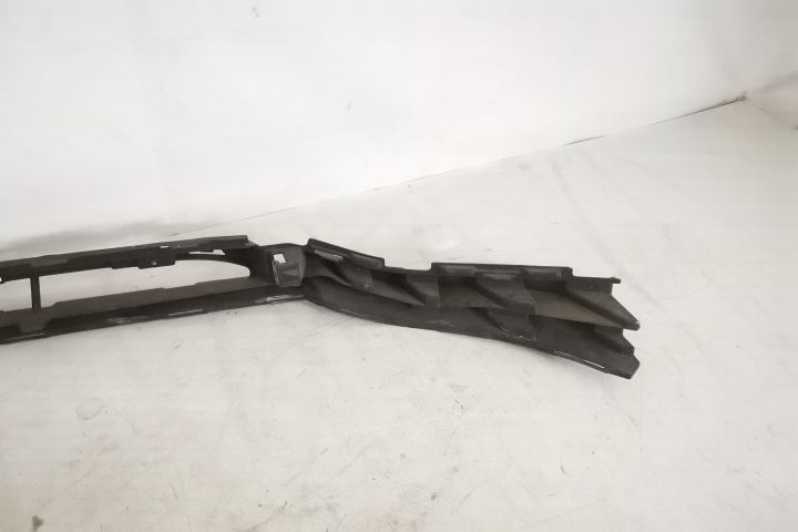 Оригинална долна подсилваща лайсна за предна броня в добро състояние М