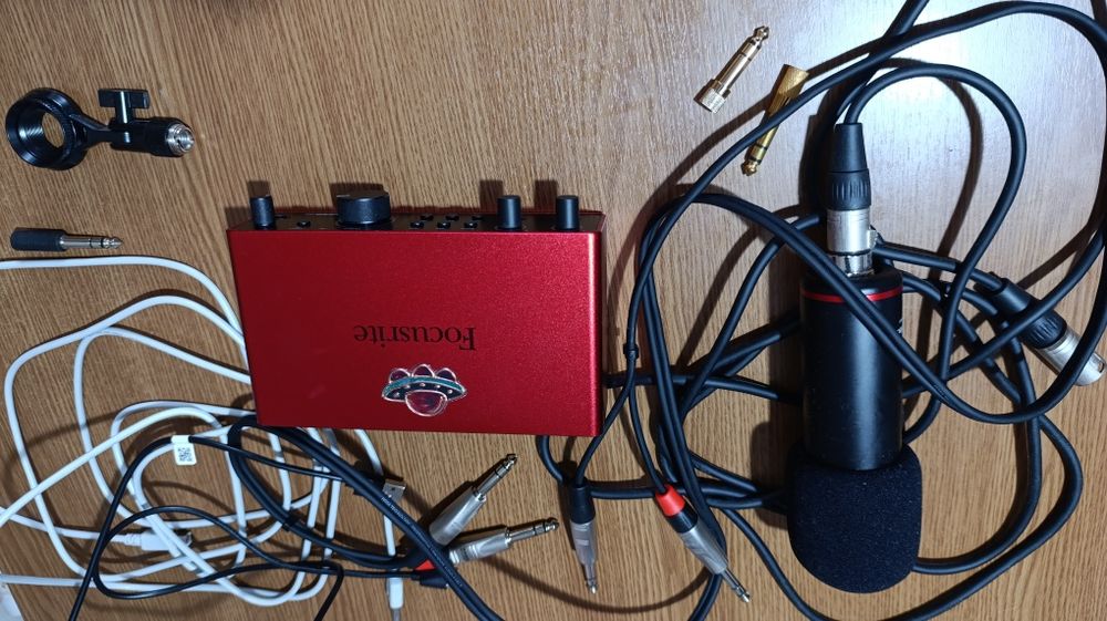 Focusrite Scarlett 2i2 Studio 4th Gen + Microfon + Căsti -  Ca Nou