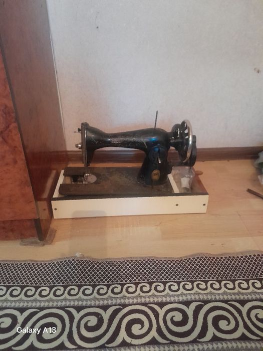 Есик, банк, чимодан, стул, кол машина