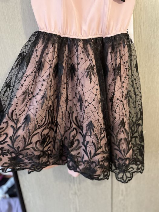 Нежна рокля Loretti с дантелени детайли и панделки