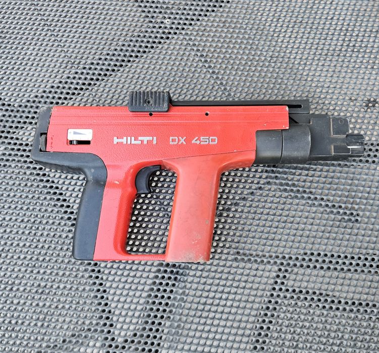 HILTI  DX450 Пистолет за бетон и метал