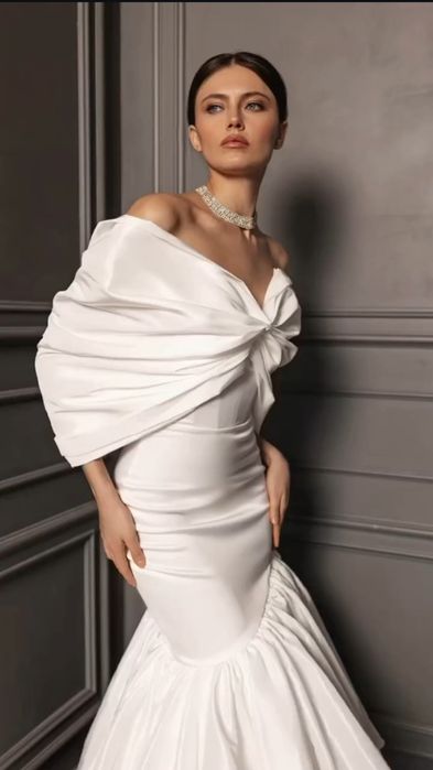 Атласное свадебное платье