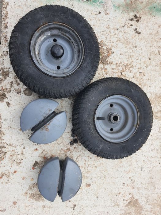 Roți de tractor de gazon 13.00 x 5.00 x 6.00 cu anvelope aproape noi și contragreutăți.