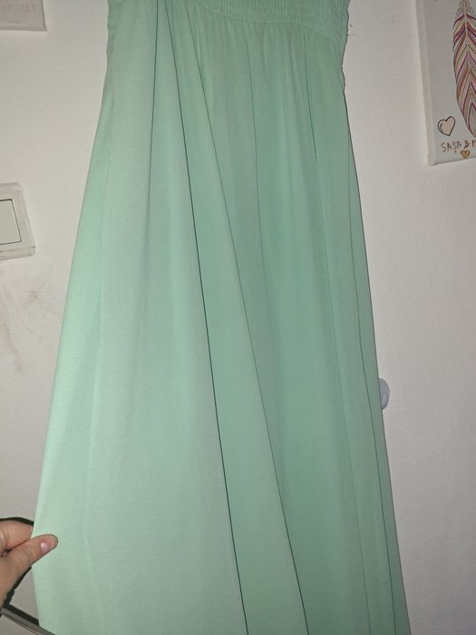 Rochie de seara lunga turcoaz accesorizata.