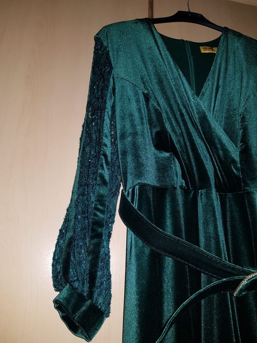 Vând rochie eleganta  verde din catifea subțire mâneci cu paiete 50