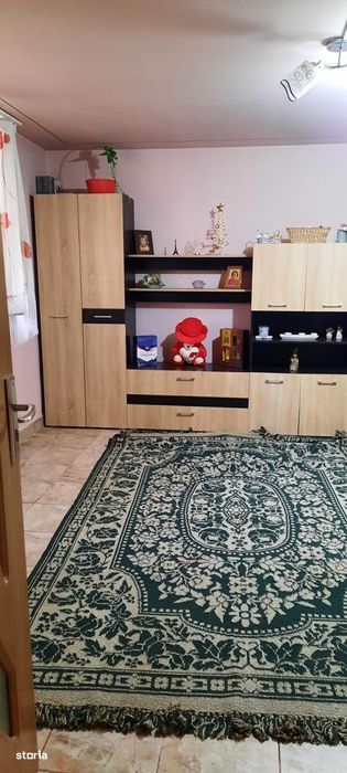 Casă cu 5 camere, garaj și pivniță