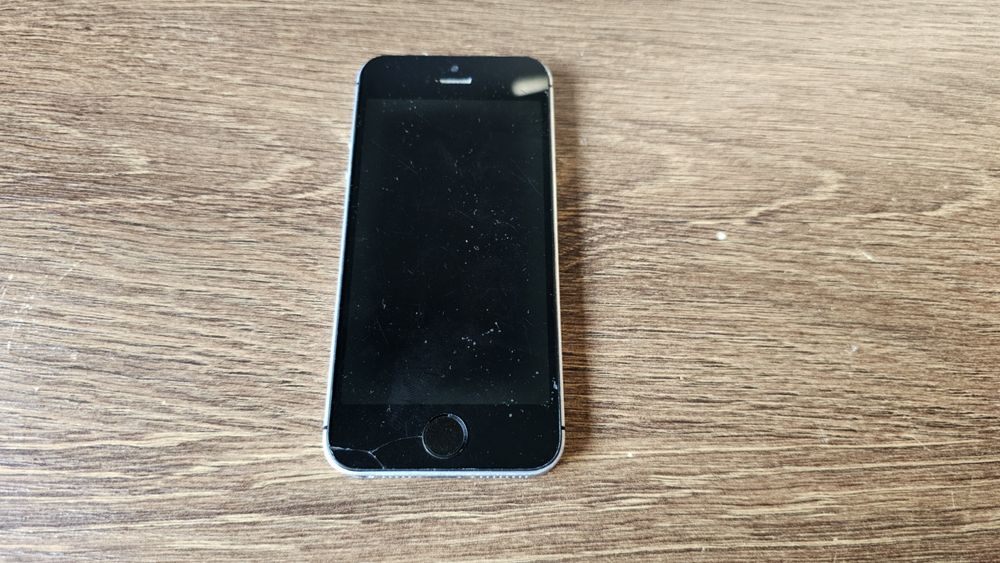 iPhone SE silver 128Gb