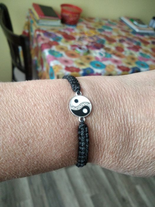 Предлагам ръчно изработени дамски гривни макраме