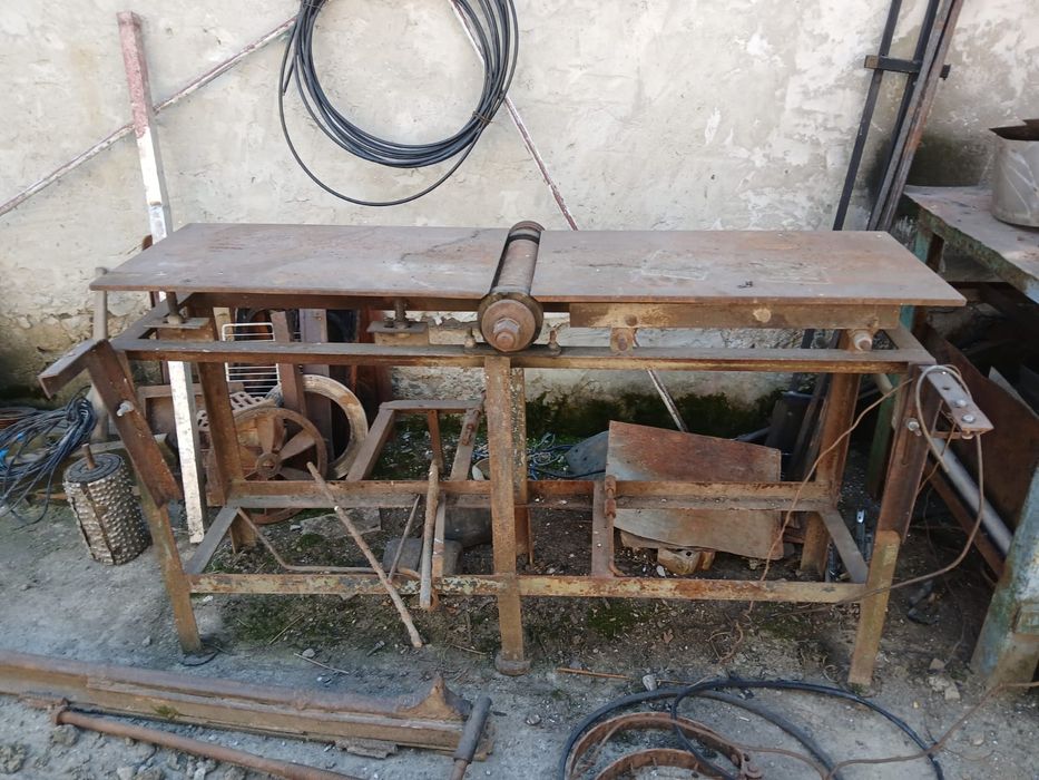 Abric de vânzare .Pentru mai multe detalii va rog sa sunați la nr de telefon: 0755484557