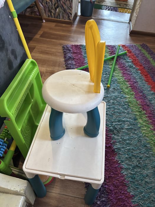 Отдам мольберт и стол детский