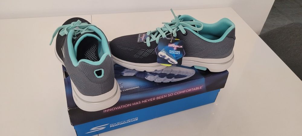 Продавам дамски маратонки Skechers Ultra Go