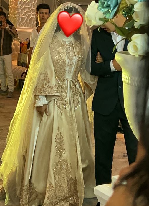 Ansambl qoʻl ishi bn bezatilgan