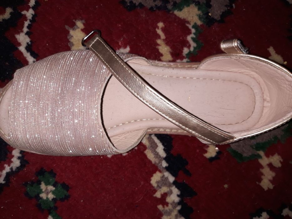 Pantofi si sandale noi
