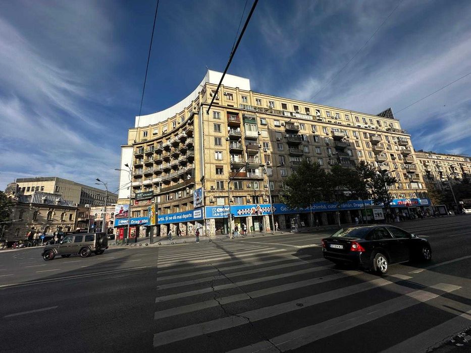 Piața Romană / zonă birouri / trafic pietonal intens / spațiu comercial tip cafenea / alimentație publică / de închiriat