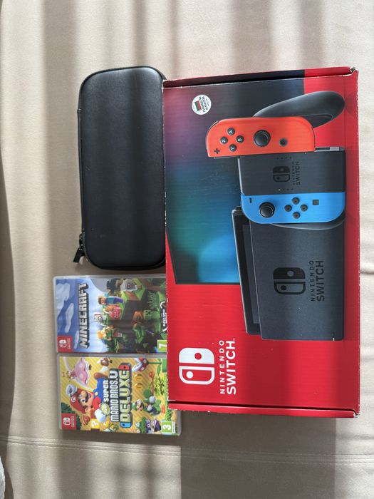 Nintendo Switch + Minecraft + Super Mario Deluxe + калъф