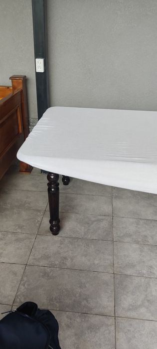 Мехмонхона учун стол сотилади, 10-12 кишилик, холати яхши стулари йук!