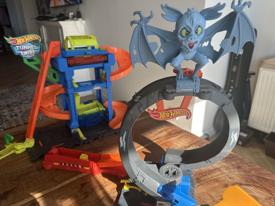 Hot wheels bat loop attack