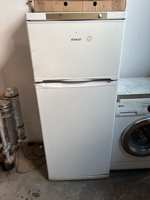 Холодильник Indesit в хорошем состоянии, рабочий