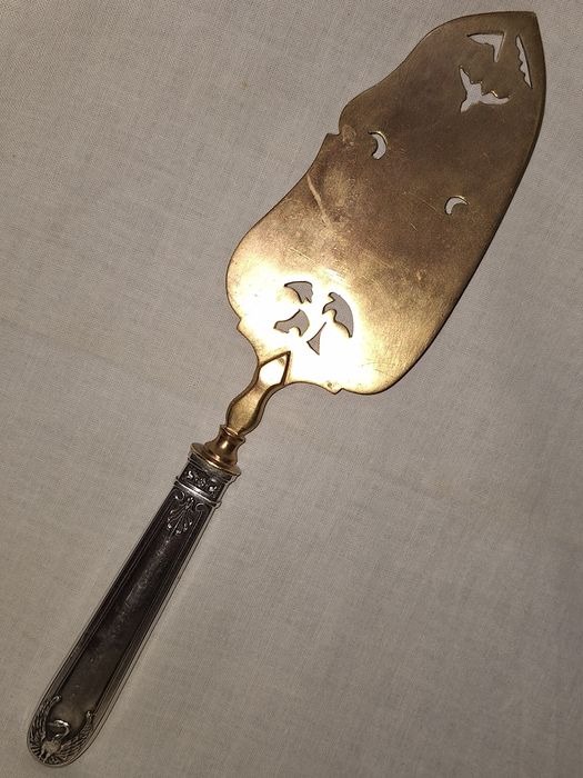 Старинна лопатка за сервиране на торта със сребърна дръжка