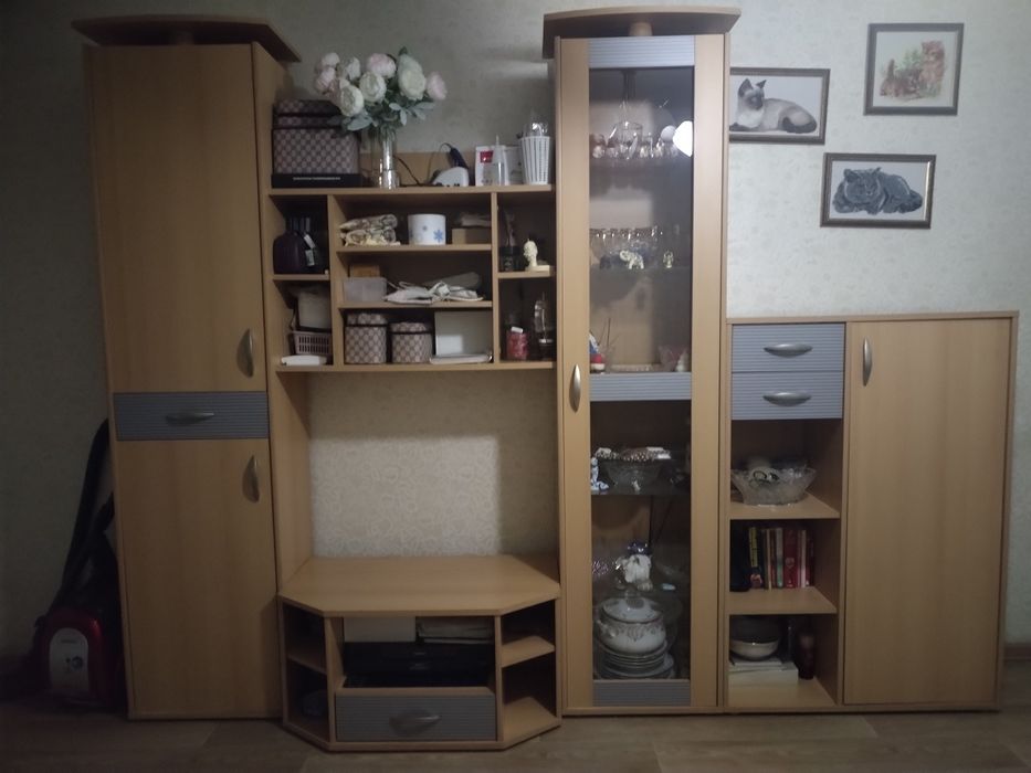 Продам шкаф-горку