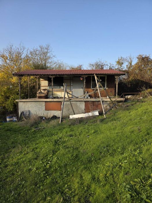 Дворно място с малка постройка
