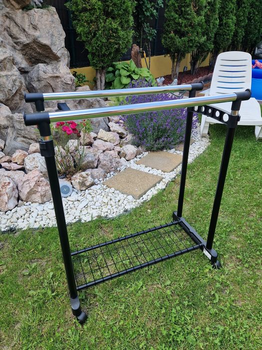 Stand dublu haine dressing rezistent.