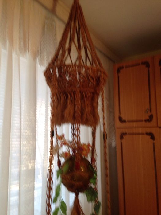 Висящ плетен цветарник с масичка