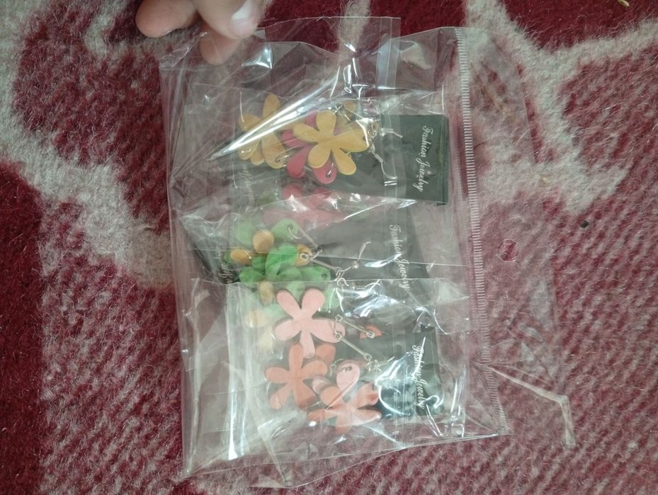 Set de cercei diferite culori